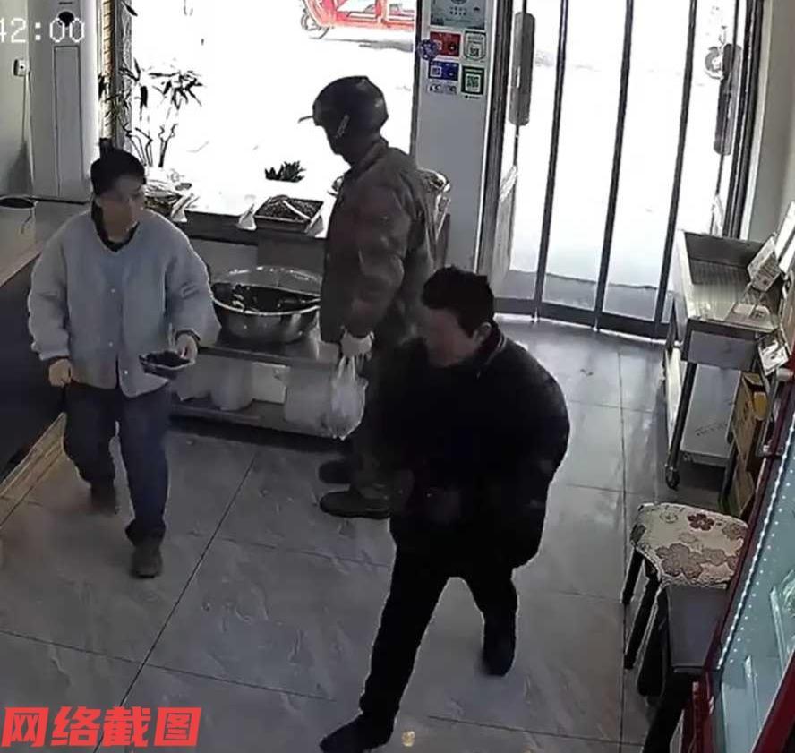 辽宁有男子走进一家餐馆，此刻店内老板娘还以为男子过来吃饭，上前正要打招呼。可