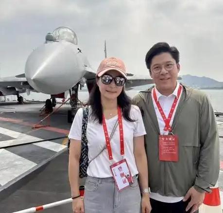 霍启刚、郭晶晶夫妇参观访港的“山东舰”时，向船上官兵请教：“为什么叫山东舰？”