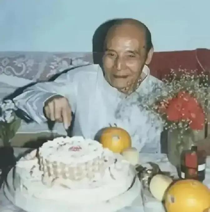 1954年秋，上海公安局情报负责人胡均鹤奉命赴京参会，满心以为是工作表彰，可刚踏