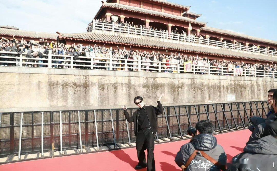 《何不同舟渡》制片人和导演及其他工作人员认证：横店史上最大应援，檀健次粉丝好有实