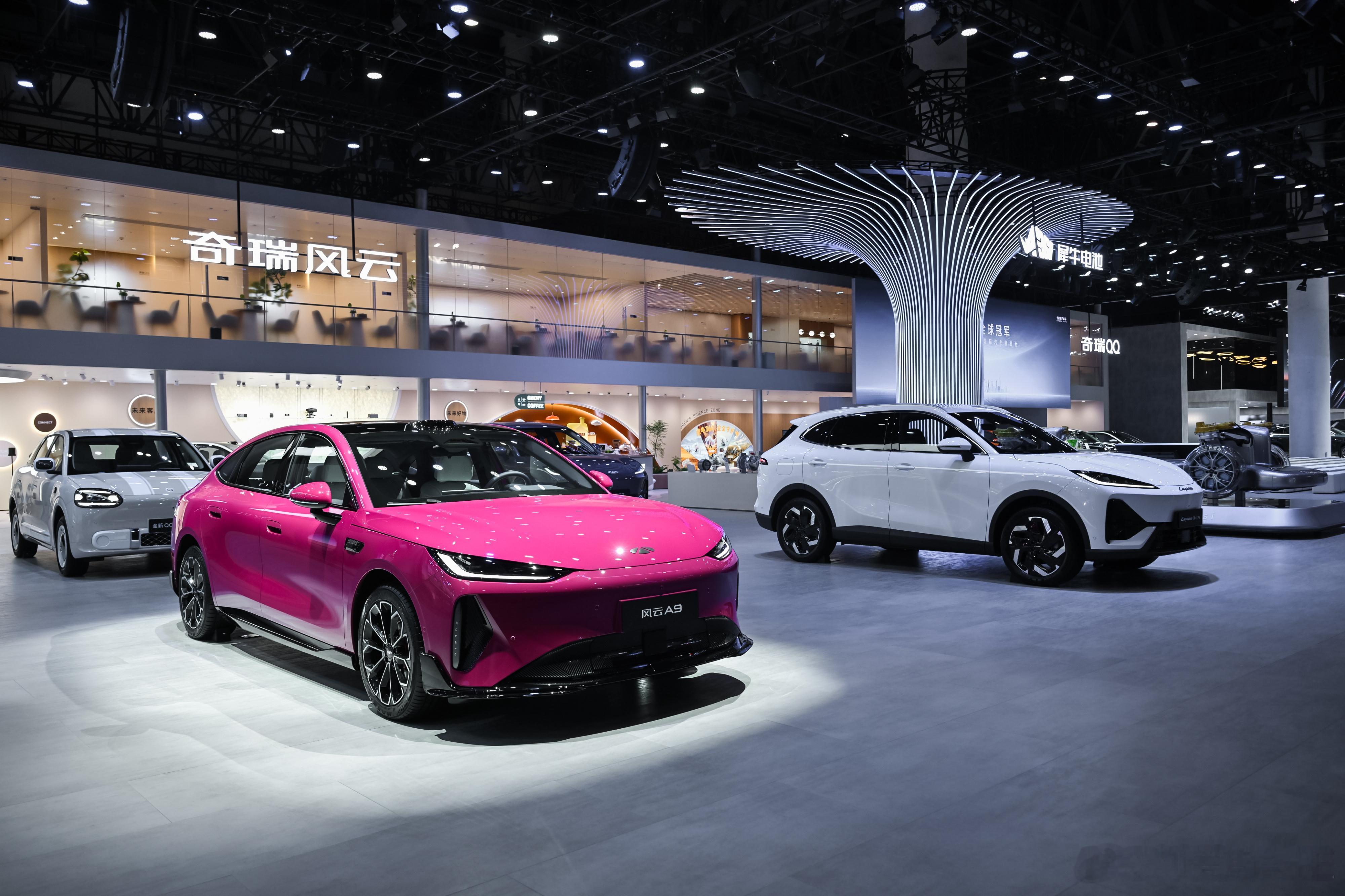 2026成都车展奇瑞直接把"全球车"三个字焊死在展台上了。五大品牌38...