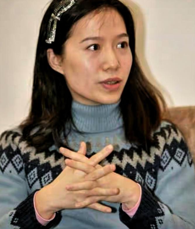 杨振宁离去后，49岁的翁帆穿着35元的帆布鞋悄然搬离旧居，带走34箱沉甸甸的手稿