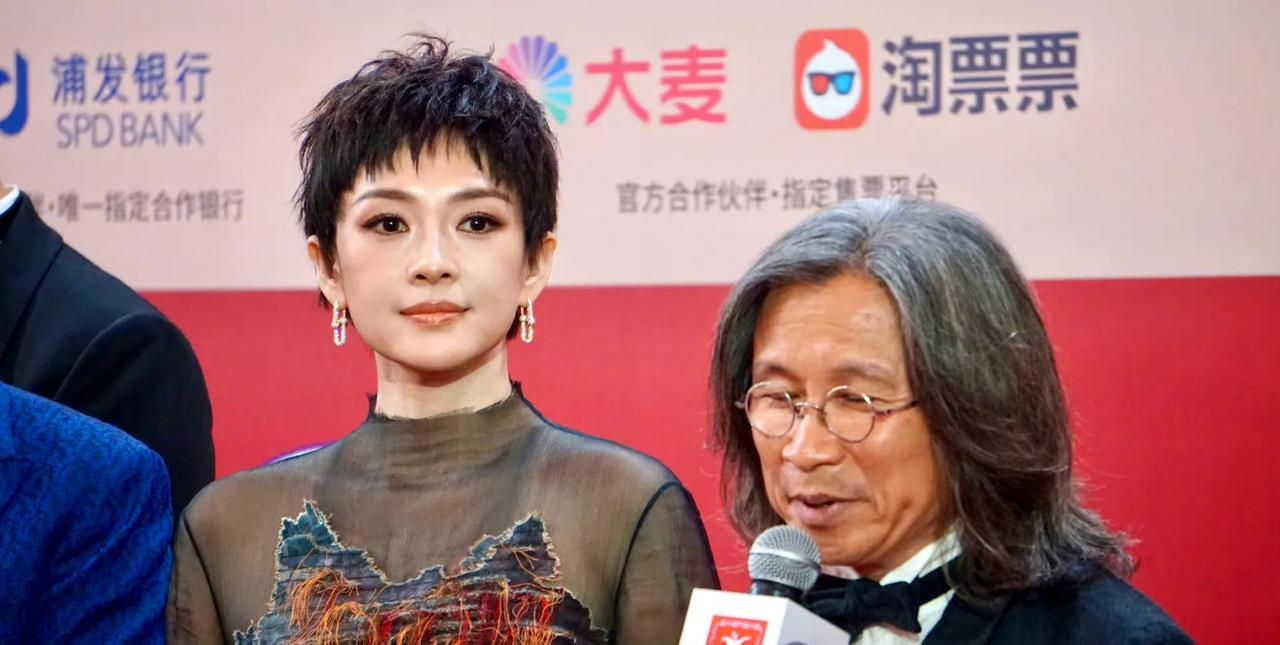 章子怡，这两日真是春风得意，昨晚压轴微博电影之夜红毯，连靳东都给比下去了，今晚上