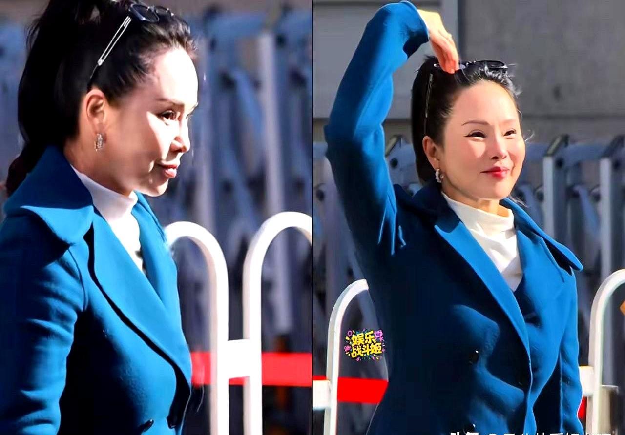 57岁伊能静春晚生图：额头凸出，眼睛挤成缝。照片里她皮笑肉不笑，川字纹卡在