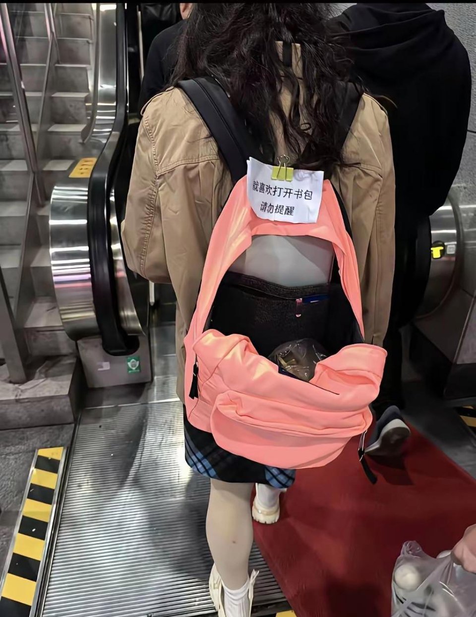 这是什么怪癖？谁能给我解释一下她为什么要这样啊？不怕小偷吗？