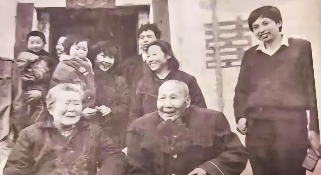 1987年，蒋红英在店里买菜，无意说起自己曾经是红军。店小妹也很健谈，聊起老红军