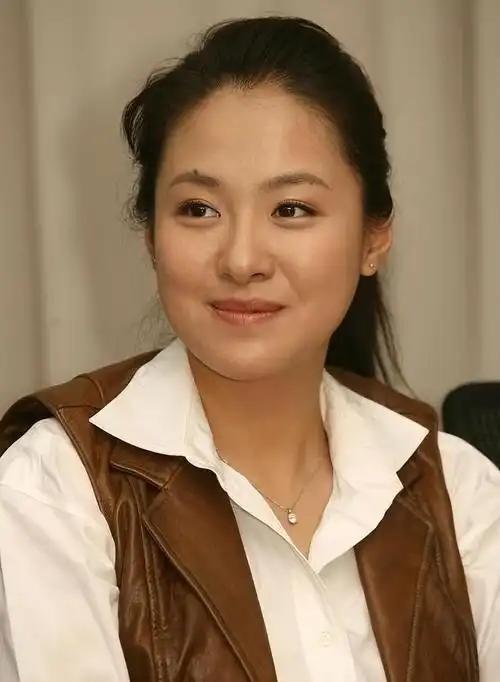 《潜伏》开拍，她和孙红雷拍完吻戏后，她悄悄地对导演说，我给你100元，让我再拍两