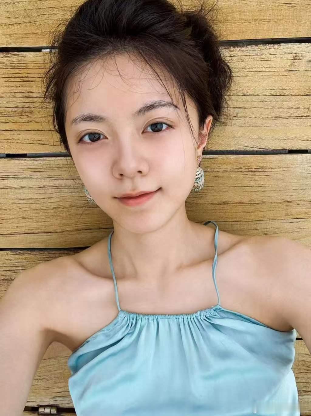 人怎么可以争气成这样太爱这种不刻意摆拍凹造型的原生颜值了，赵今麦live生图随性