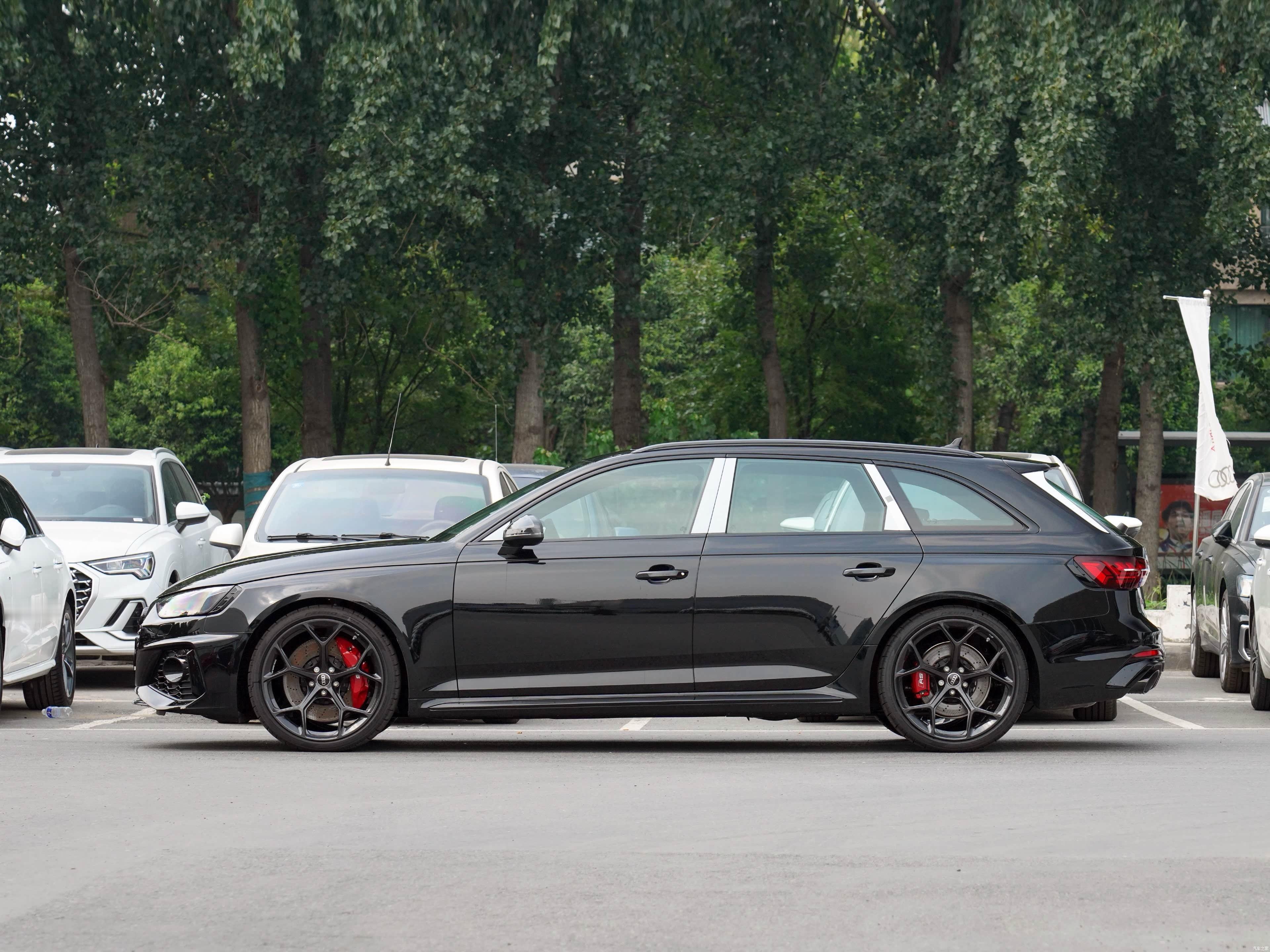 上次赛道日看到车友的奥迪RS4Avant用的是AO标Pzerocorsa