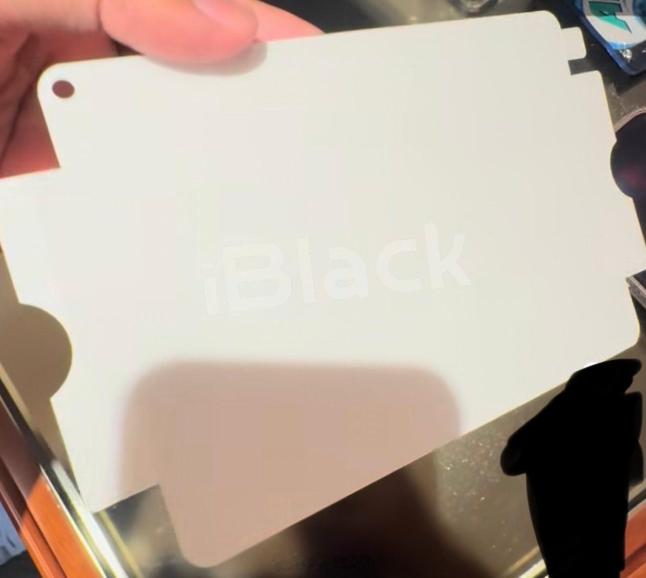 iPhone折叠屏最新泄露了一张屏幕贴纸。这应该是盖在内屏玻璃面板上的一张贴纸