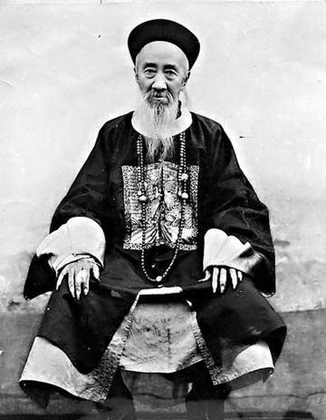1899年，张之洞审问光绪：“听说你要见我，有事就说。”光绪走向前回道：“朕私下