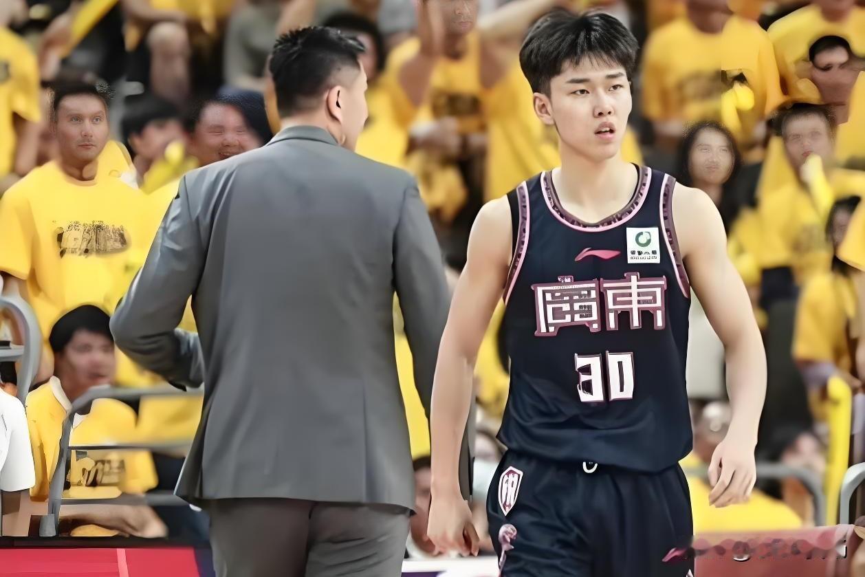 辽粤大战时的李奕臻去哪了？在2023-24赛季的季后赛，李奕臻给广大球迷留下