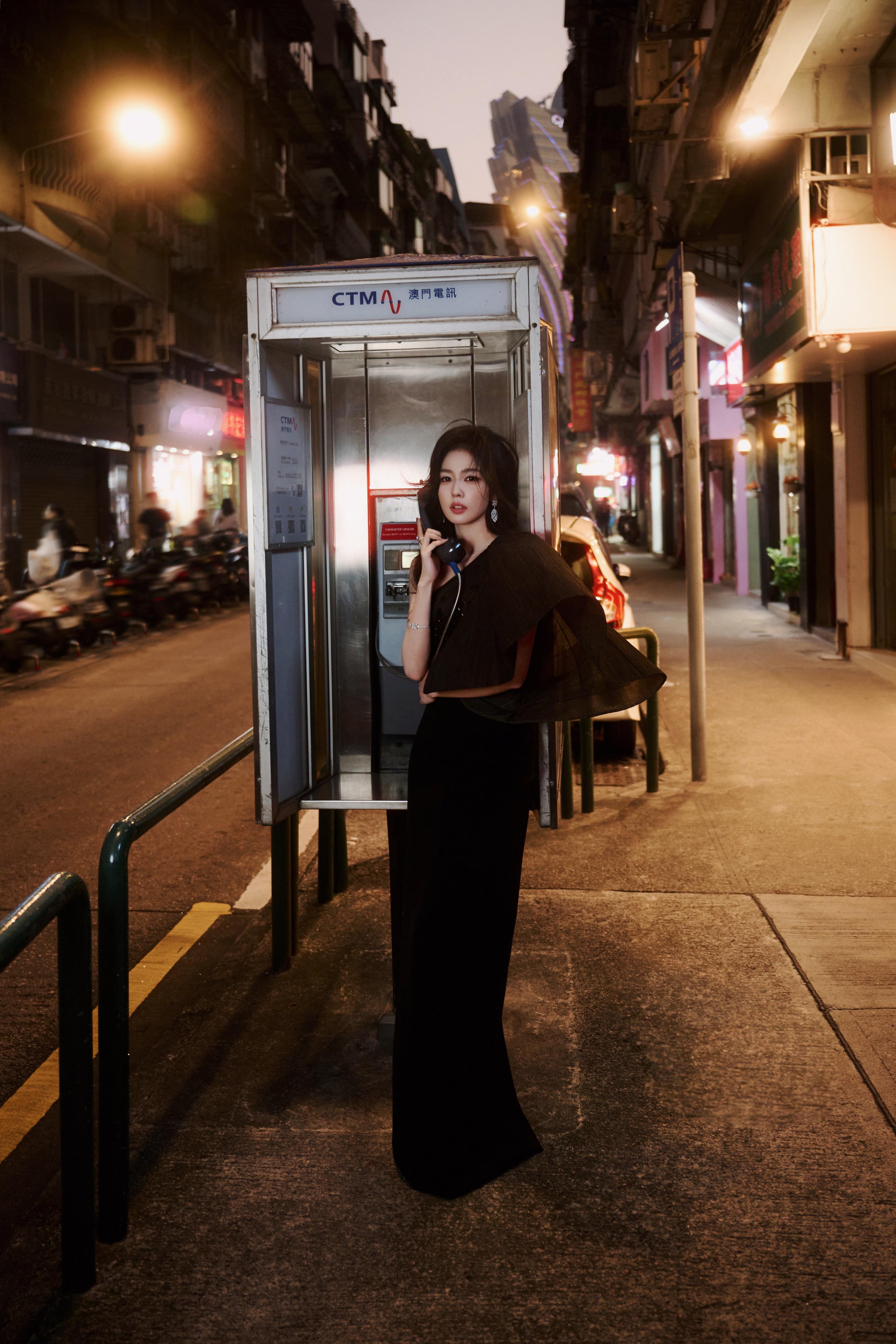 白鹿｜爱奇艺尖叫之夜今天的首套造型！白鹿身穿RamiAlAli202