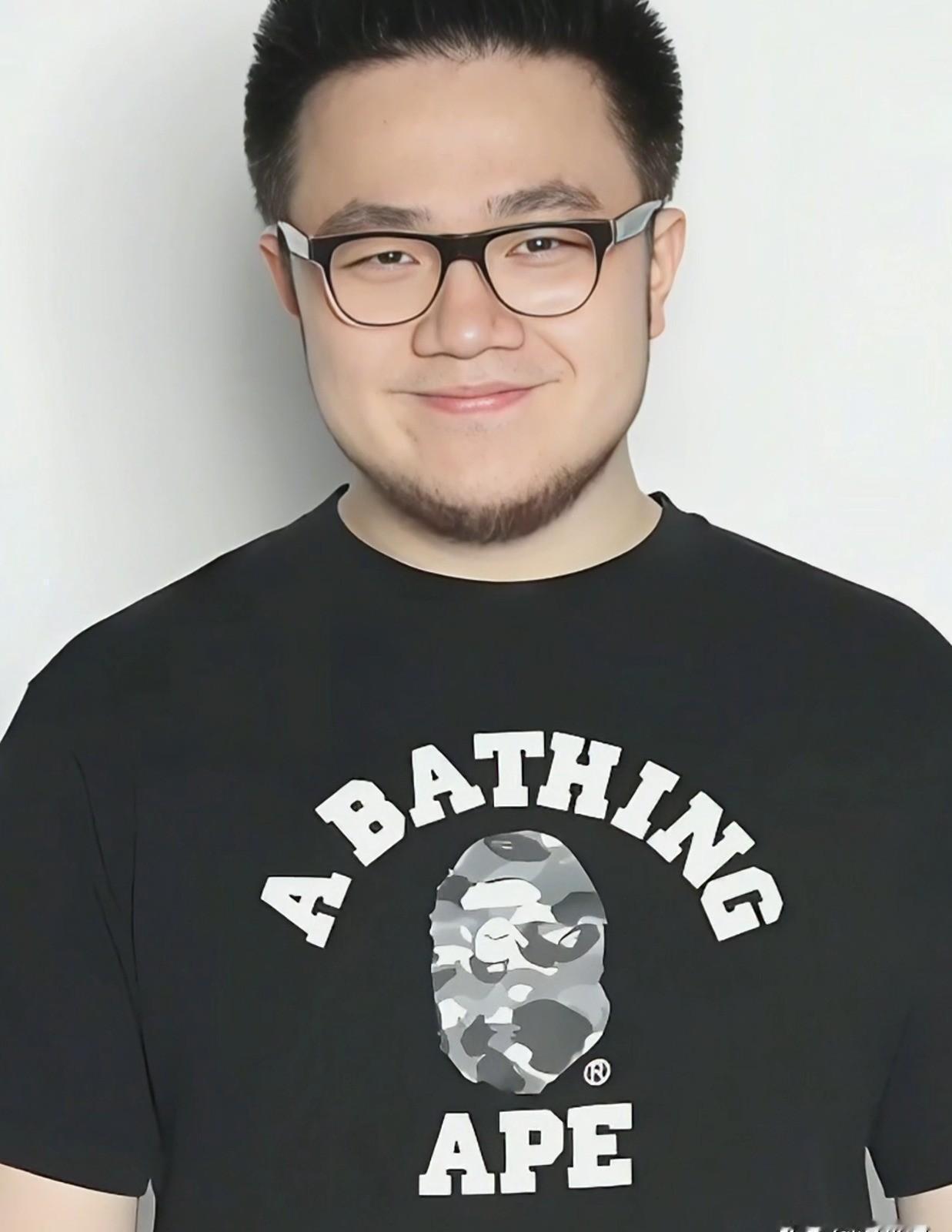 吃饭的时候有人突然提到他75岁那个舅舅，我当时愣了一下，手里的筷子都停了。说实