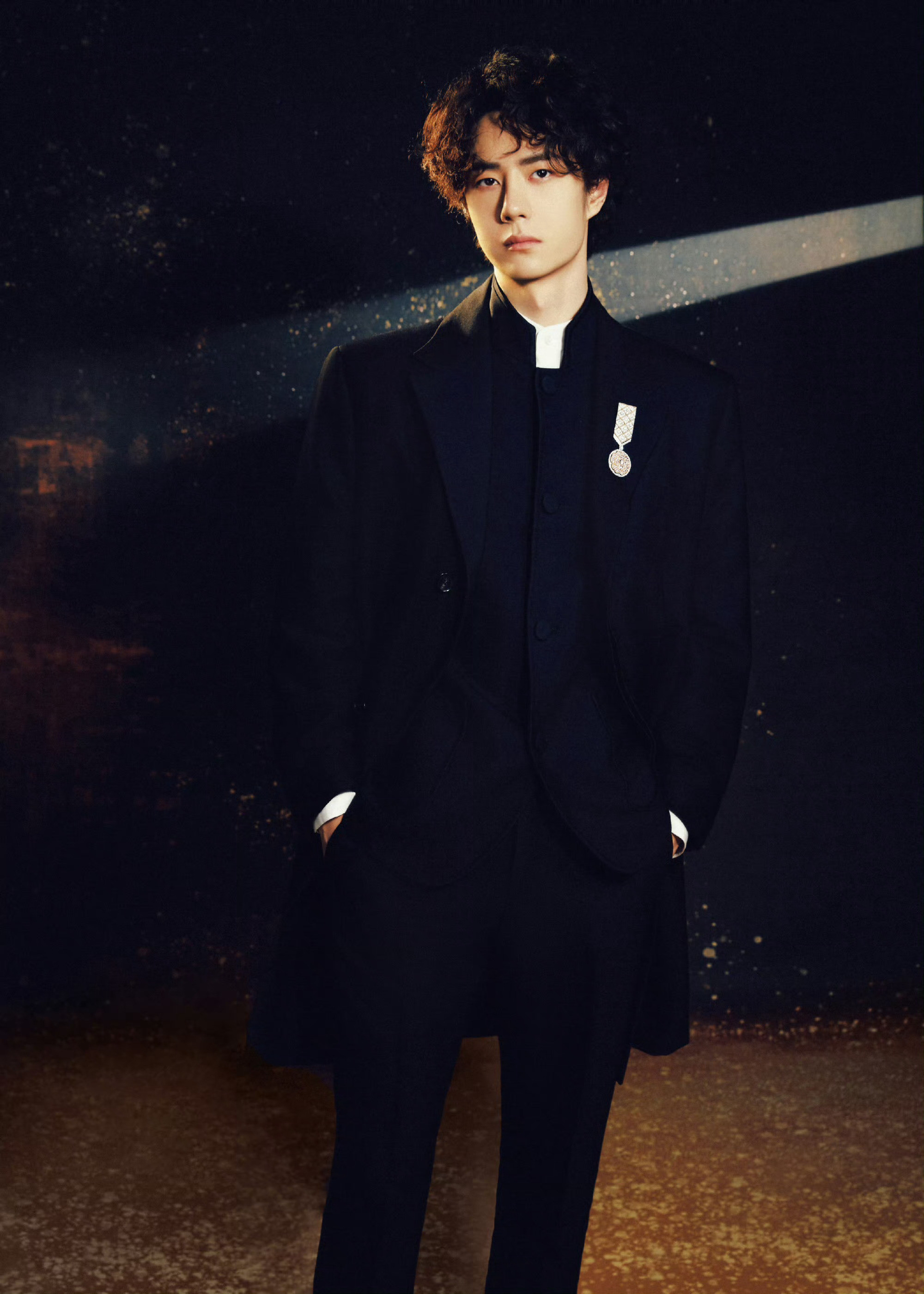 王一博×微博之夜一博登场！一袭AllBlack纯黑西服套装，以一枚C