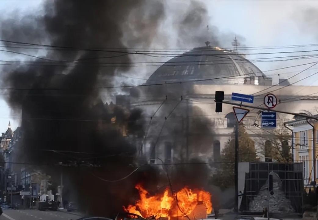 乌克兰总统泽连斯基一直不让红军城的乌军撤退，宁愿那里的乌军战死沙场，也不让他们给