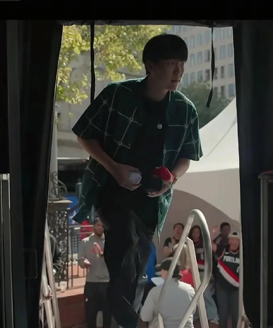 杨瀚森这人气可以啊，利拉德笑得开心！近日，开拓者举行了球迷见面会，杨瀚森和利拉