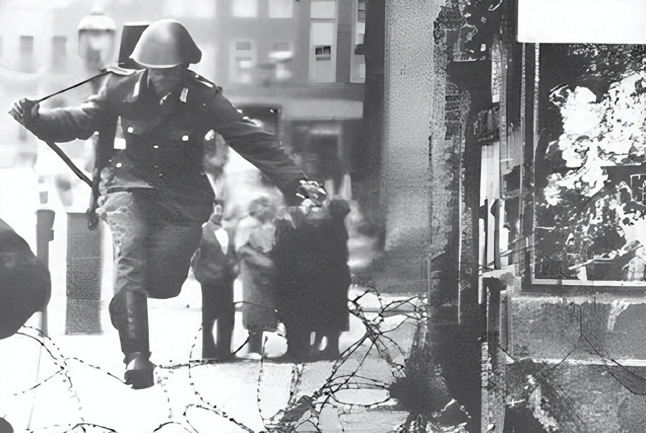 人类史上最惨烈巷战，苏联250万人围攻80万德军，场面震撼世界！1945年4