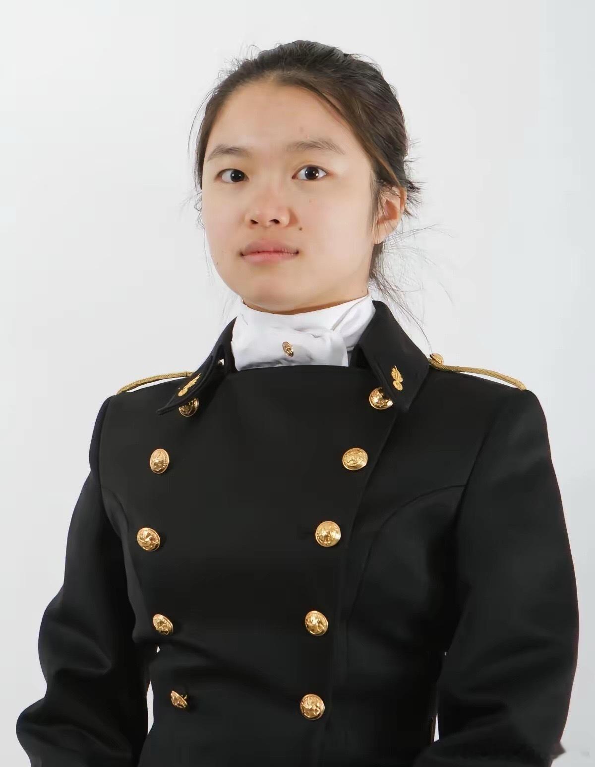 一身戎装的王虹……这是法国综合理工的盛装校服，法国综合理工相当于法国国防科大，其