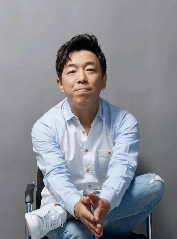 黄渤高情商回复陈佩斯顺便cue沈腾即日，陈佩斯在电影《戏台》