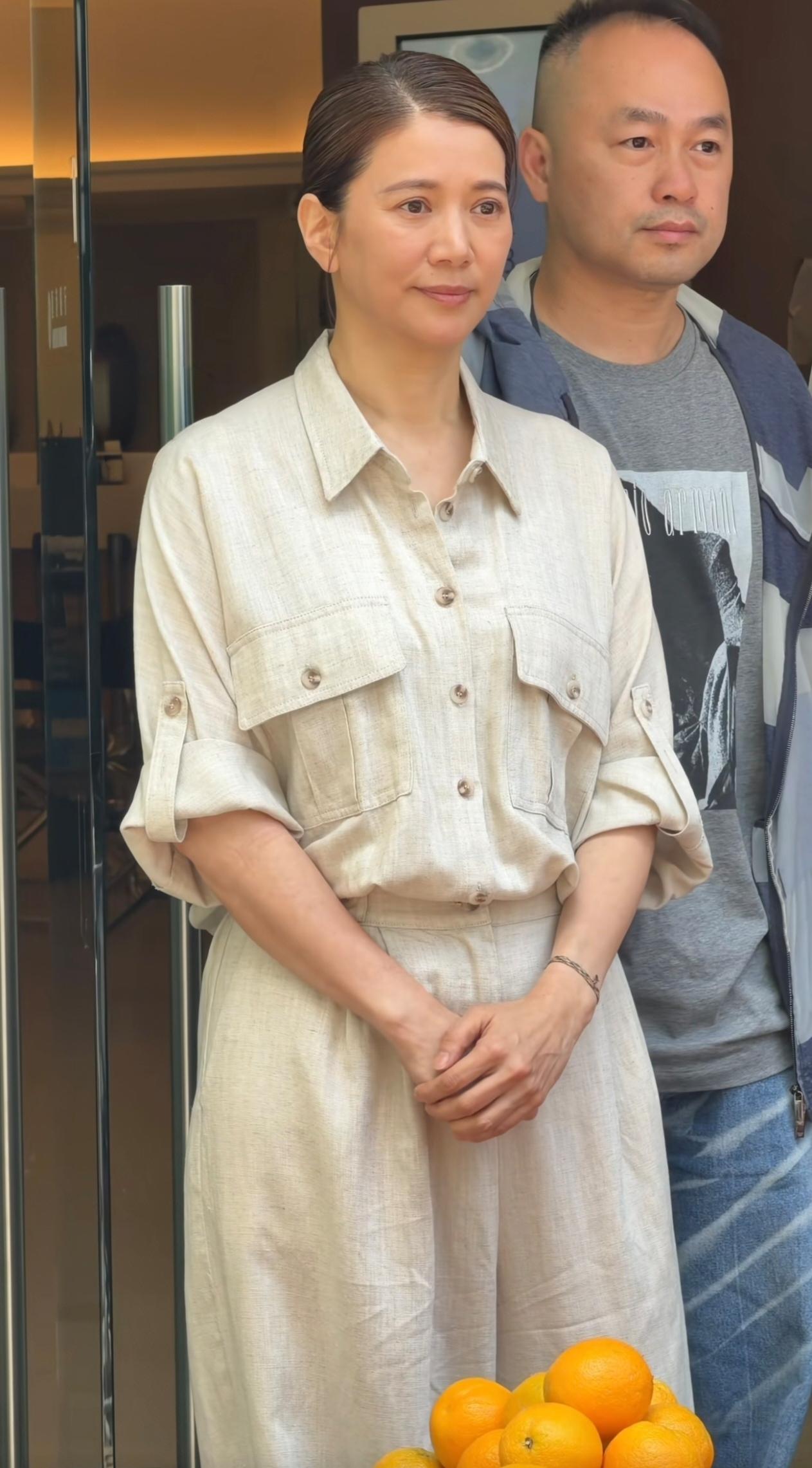 54岁袁咏仪新戏开机原相机素颜出镜，状态惊艳。坦然露出白发，不加修饰格外真实