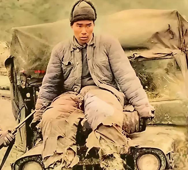 美军战地记者按下快门时，本想拍下志愿军“狼狈不堪”的样子，可照片里的战士，眼