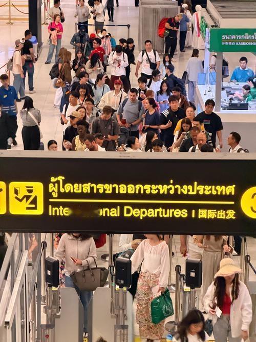 春节赴泰旅游火热，中国“免签朋友圈”扩大，大批游客涌入泰国。近期，凌晨时段的泰国