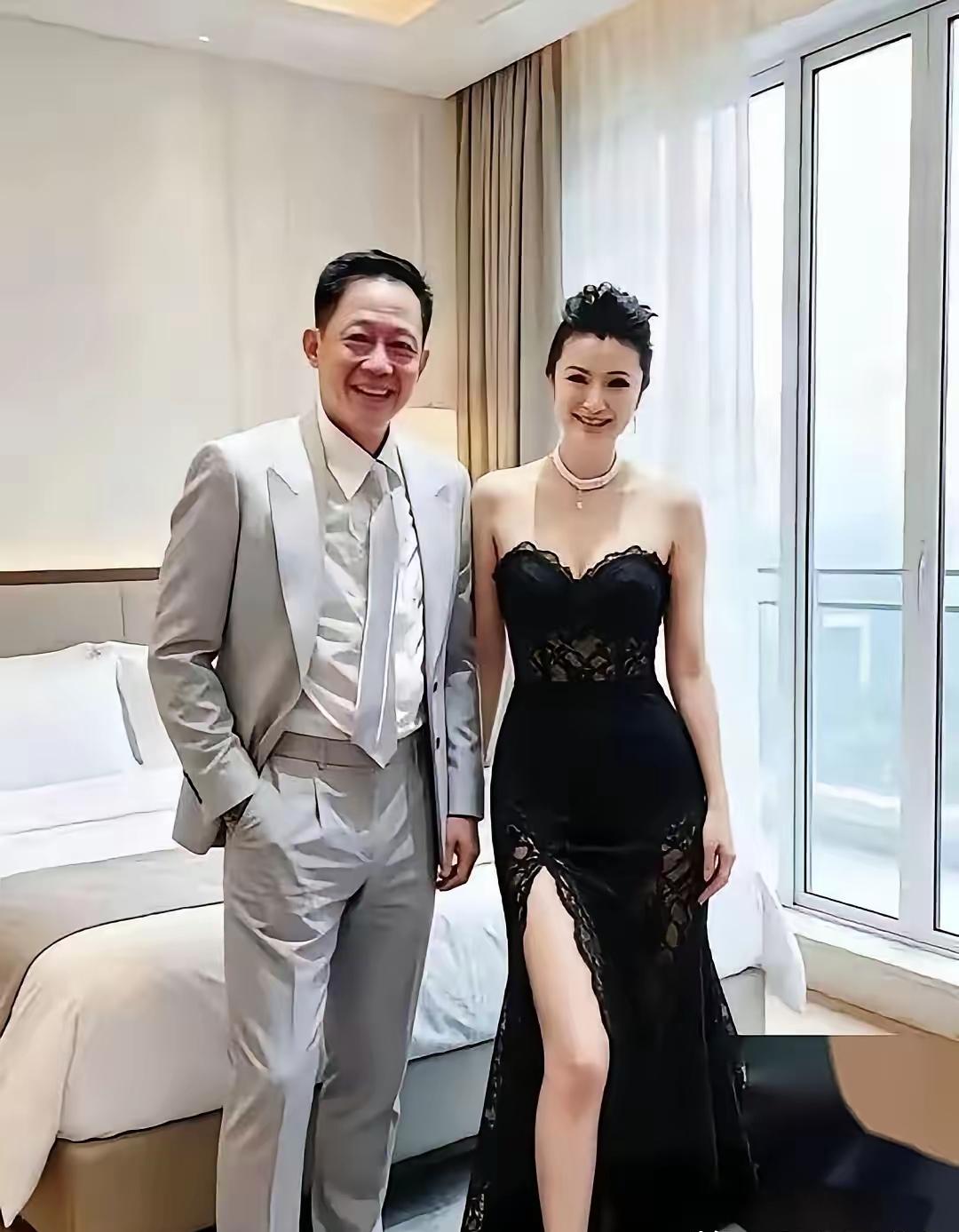 头一回把王志文和他媳妇搁一块儿瞧。陈坚红今年52了。一身黑色抹胸长裙曳地，肤色白