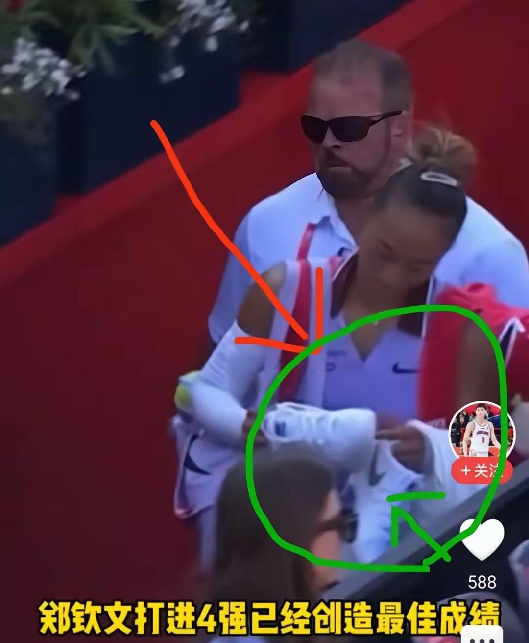 耐克这次真翻车了！郑钦文刚在女王杯半决赛苦战三盘输球，赛后直接举着开胶球鞋黑脸