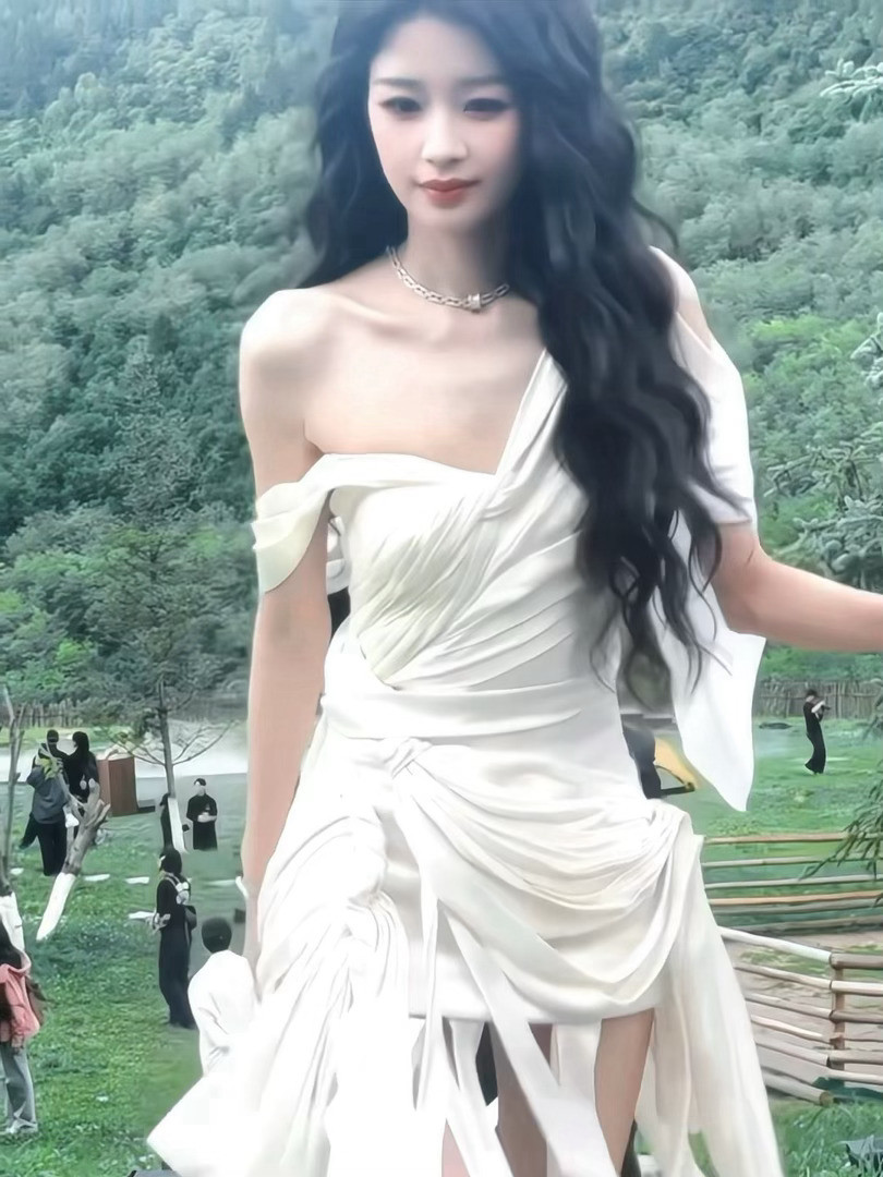 孙怡美晕我了自带柔光的红毯时刻，孙怡白裙造型格外吸睛。慢镜头记录下曼妙瞬间，温