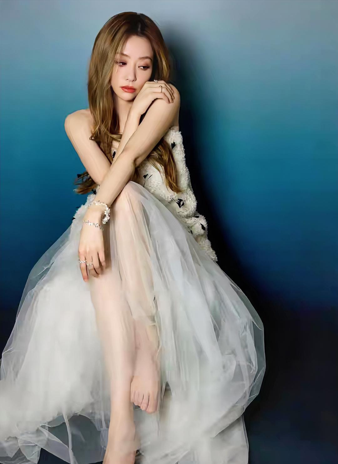 张靓颖，美中不足就是就是那双脚吧！