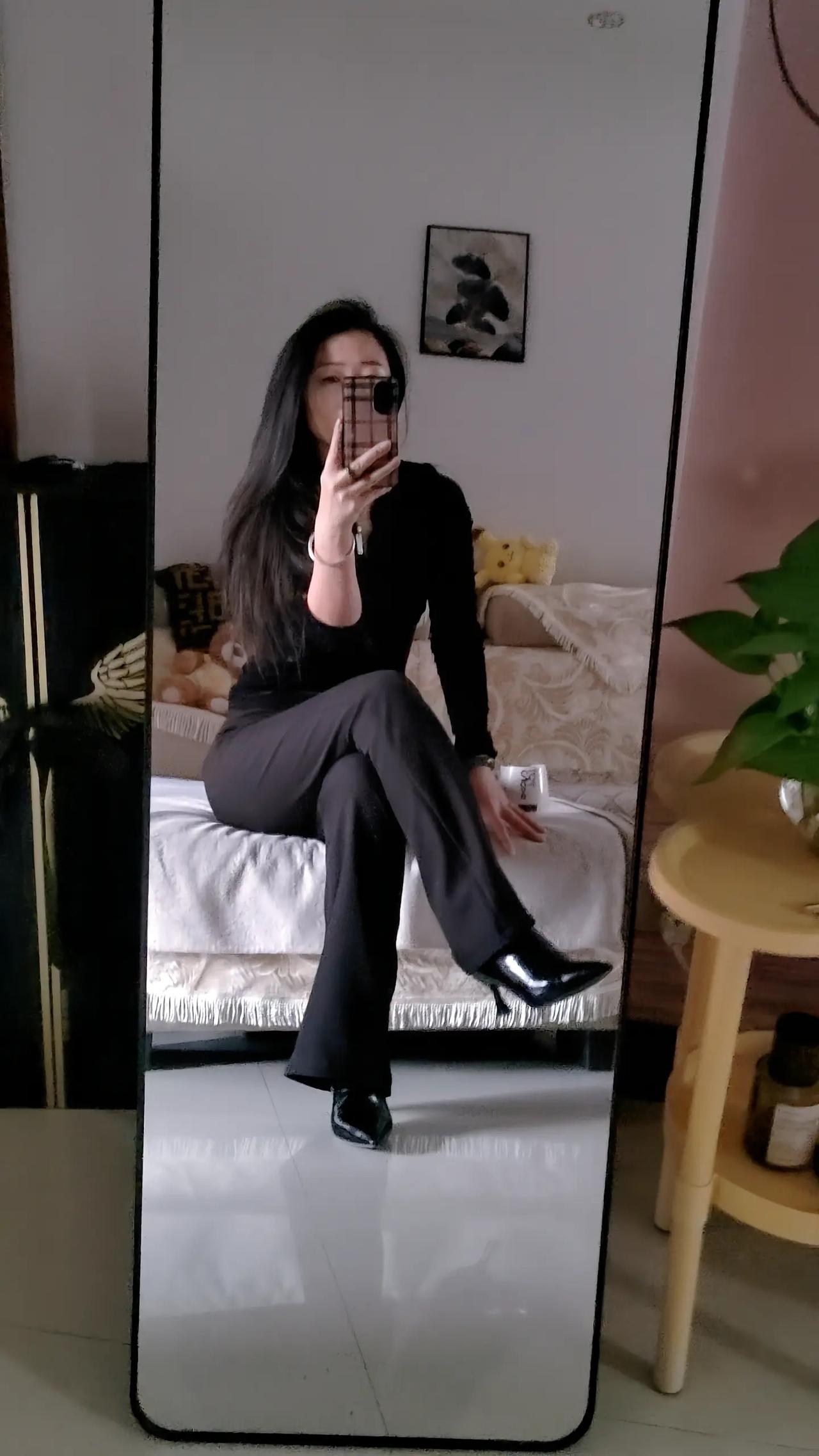 优雅黑丝绒套装，镜中自拍的魅力时刻💃✨