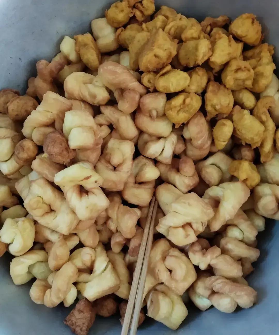 一个网友发帖说，自己实在扛不住节食和运动，干脆把目标改成“别再胖就行”她把晚饭提