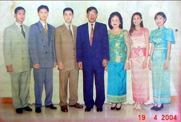看看洪森亲王和文拉妮女亲王的恋爱婚姻史，文拉妮女亲王太能生孩子了，一年生一个，根