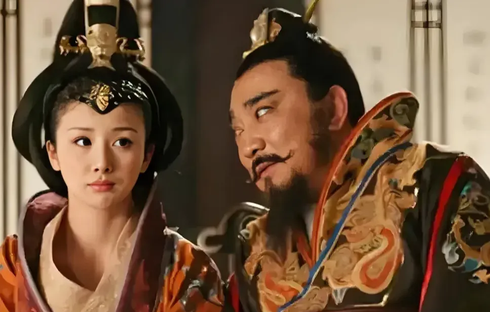 911年，朱温到部将张全义家作客，见其妻女美貌，竟强行招她们侍寝。张全义儿子冲上