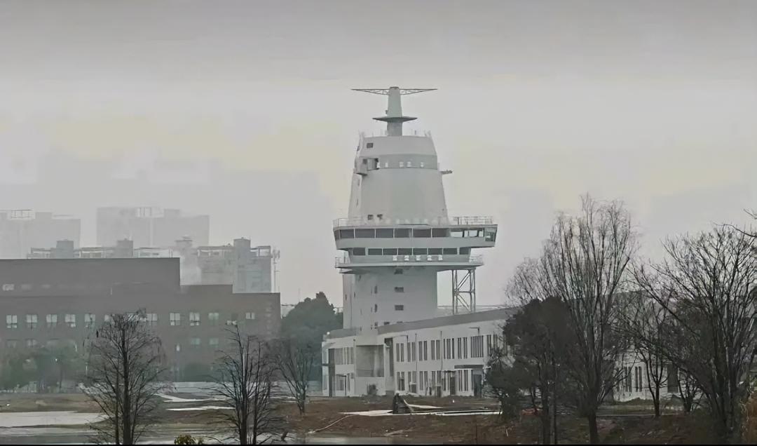 这房子建的真不错！窗户还是落地式的，视野相当不错啊！可惜后面看不到。