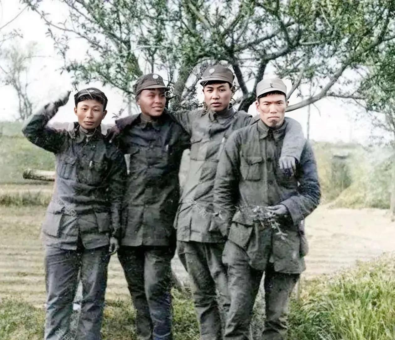 估计绝大多数人都只认识照片上右一的梁老虎，梁大牙，后来的万岁军38军军长梁兴初。