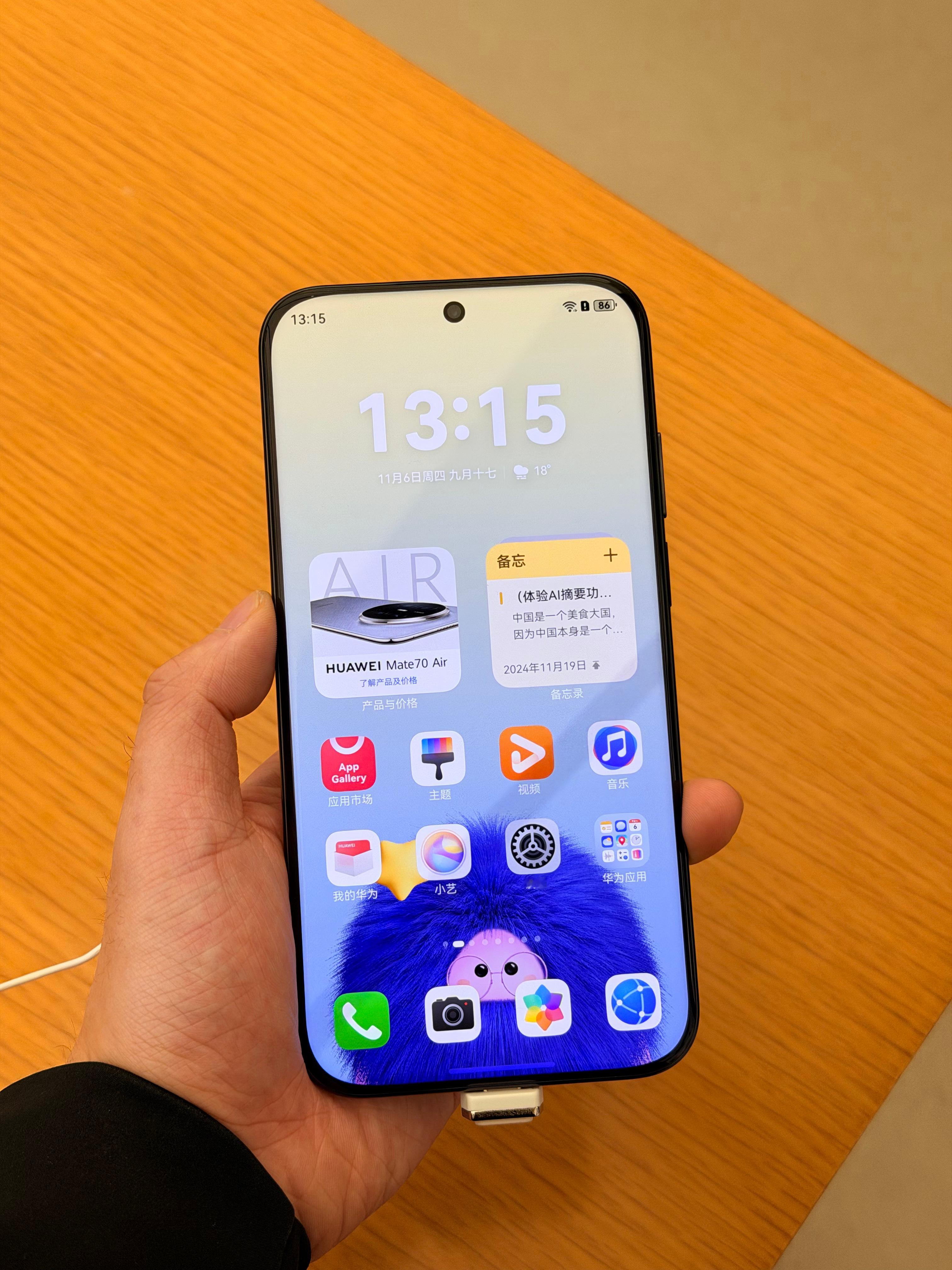 看到刚刚上新的Mate70Air的真机了分享一些第一眼、第一手感受：•