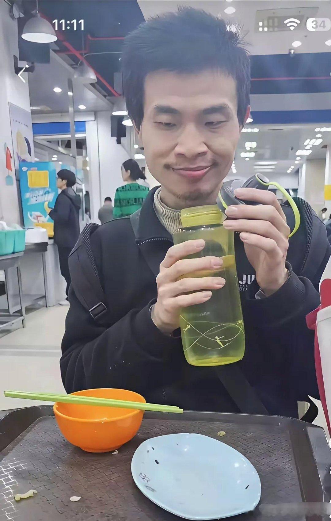 我同学是北大的，常在食堂撞见韦东奕。他说网上那些孤僻传言纯属扯淡。韦东奕每天三顿