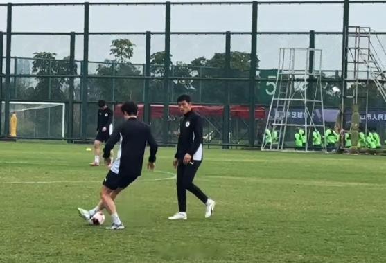 中超联赛国安和龙仁今天上午同步出操，斯帕吉奇最近状态还是让人不放心，所以马总和
