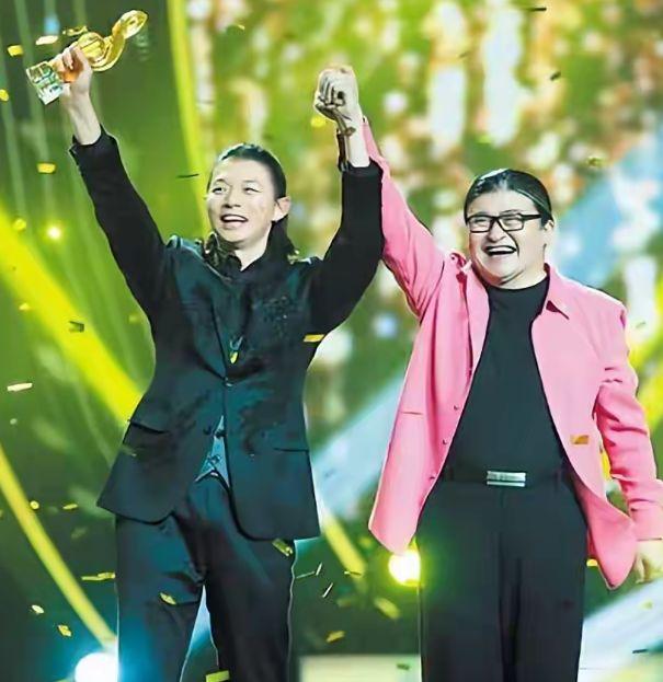他俩是师徒关系，也是伯乐与千里马的关系，也是把师徒处成哥们，没有半点架子，相处起