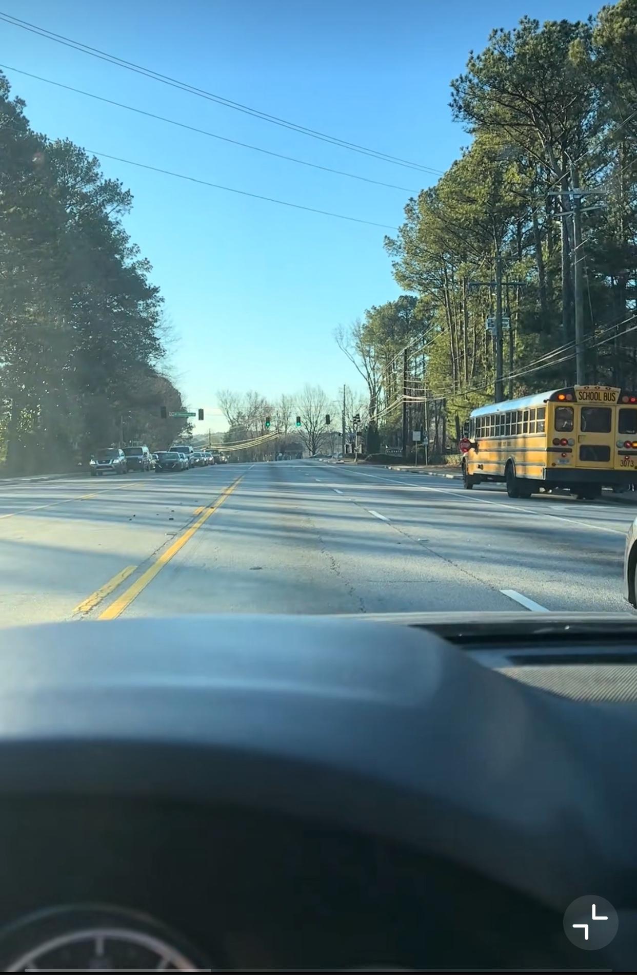 真是无语…近日，一位在美国的润人分享了一个视频，他吹嘘美国校车停靠在路边，双向