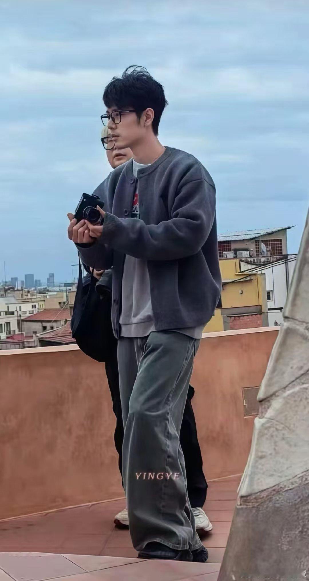 肖战怎么感觉有点憔悴…