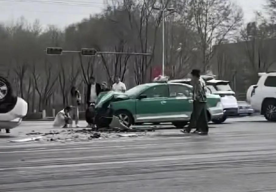 4月22日，青海西宁城东贵南路十字路口发生一起惊险交通事故！一辆出租车与酷路泽猛
