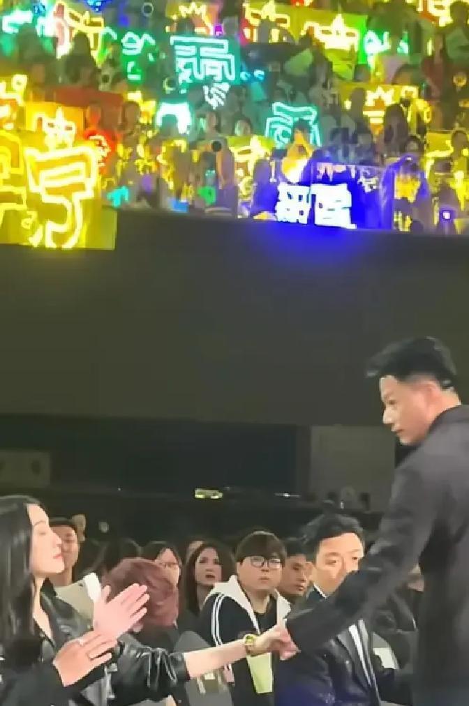 别人在热搜上买位置，段奕宏包了十场电影票。2006年《士兵突击》片场，王宝强和