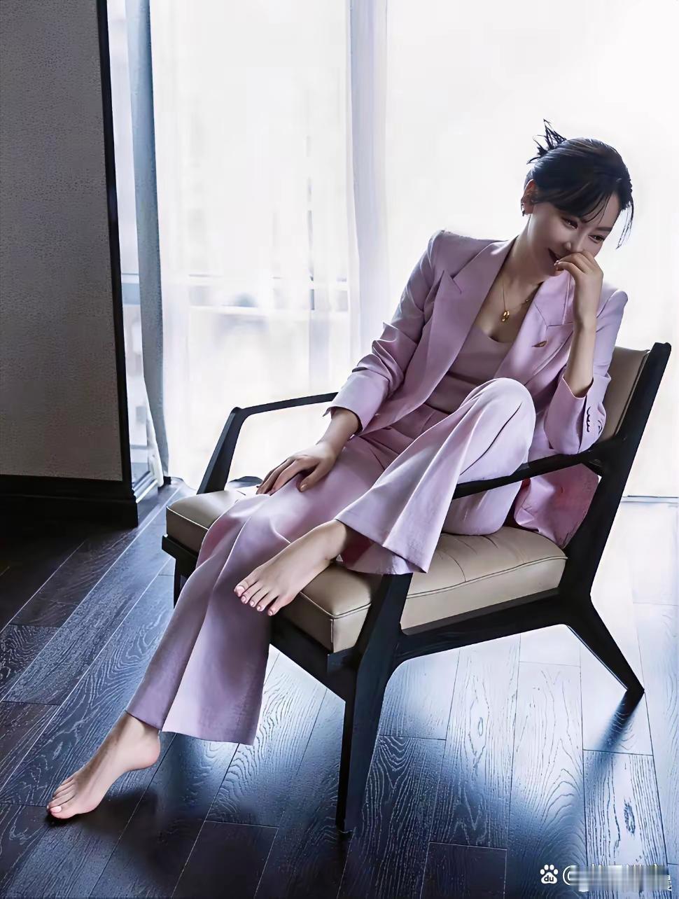 陈数脚趾头修得整整齐齐，美甲精致脚型好看，太亮眼了