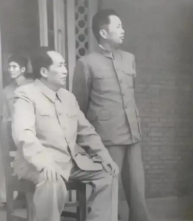 1952年，毛主席见到刘亚楼时，突然对他说道：“你给我敬个礼”，刘亚楼一下子愣住