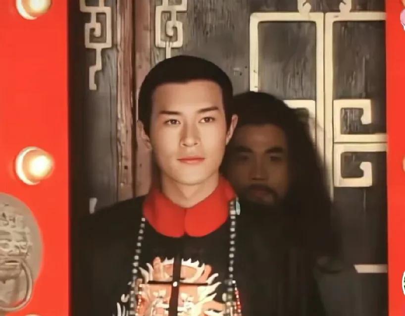 他仿佛一下子就从青春期跃入老年状态，未曾经历风华正茂的中年时光，很可惜岁月无情，