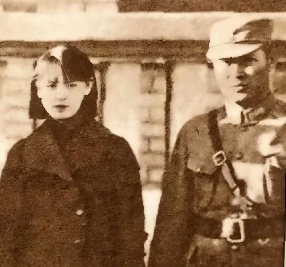 1949年北平解放，傅作义夫人被蒋介石扣押，地下党找了很久没找到，周总理指示：“