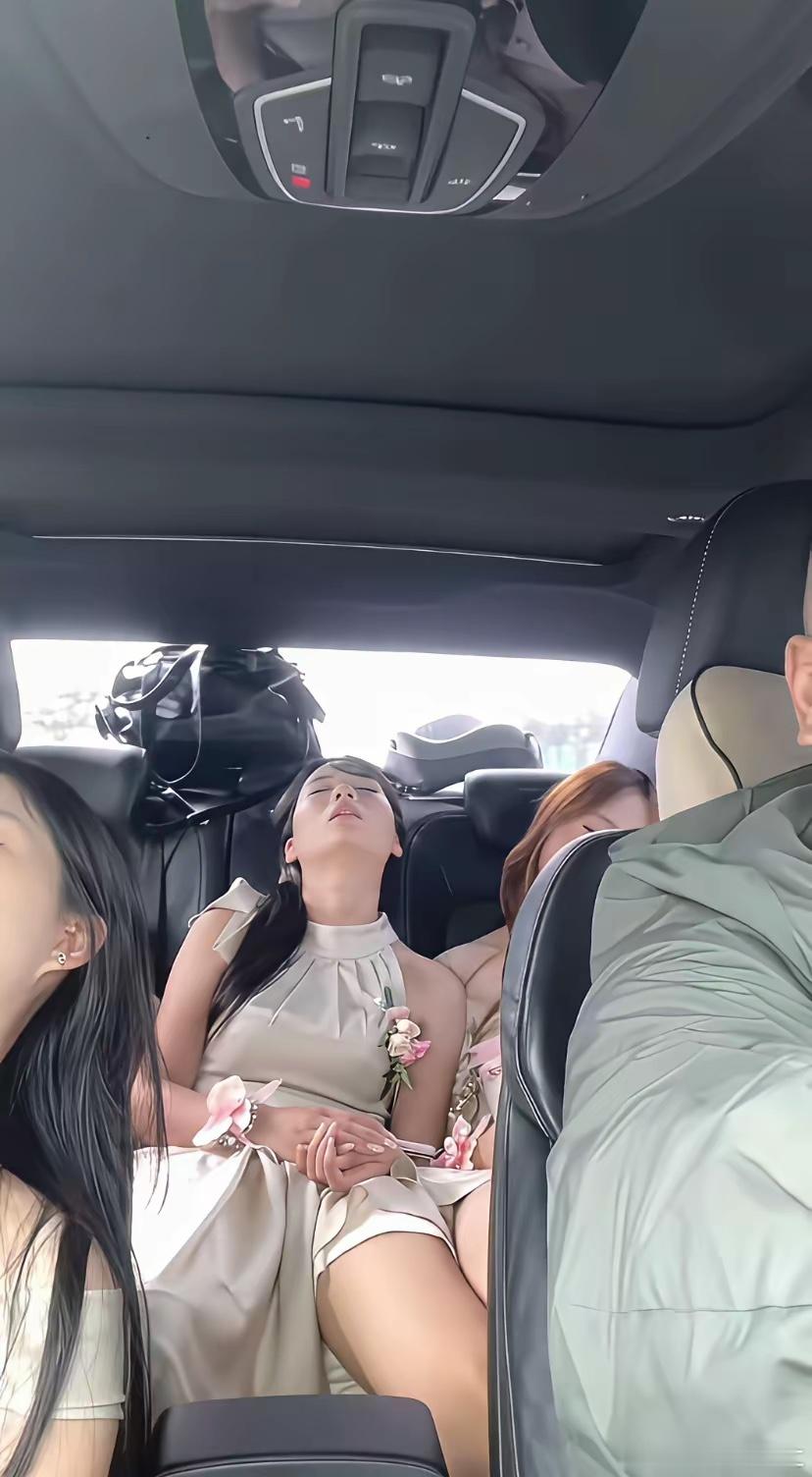 闺蜜结婚，伴娘累成这样，难道昨晚没睡觉？结婚真是折腾[捂脸哭]​​​